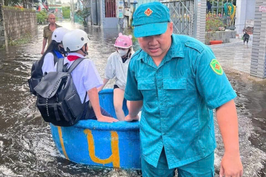 Phường La Gi huy động lực lượng hỗ trợ người dân vùng ngập