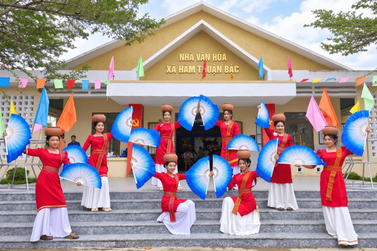Đồng bào dân tộc thiểu số chung tay xây dựng đời sống văn hóa