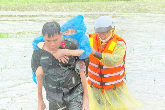 Hơn 1.000 nhà ngập sâu, phường Bình Thuận cấm lưu thông qua cầu Đúc