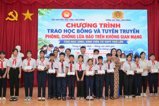 Trao 83 suất học bổng cho học sinh khó khăn khu vực Đông Lâm Đồng