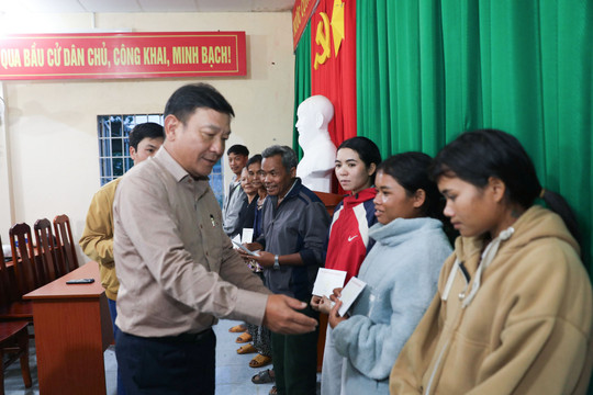 Phó Bí thư Tỉnh ủy Lâm Đồng Bùi Thắng thăm hỏi người dân vùng lũ Bảo Lâm 3