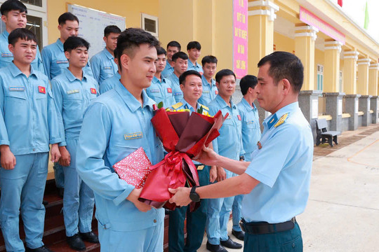 Thi tốt nghiệp thực hành bay thành công cho học viên phi công quân sự