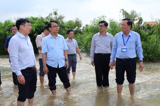 Phó Bí thư Thường trực Tỉnh ủy Lâm Đồng Đặng Hồng Sỹ kiểm tra, thăm hỏi người dân vùng ngập lụt Hàm Thắng