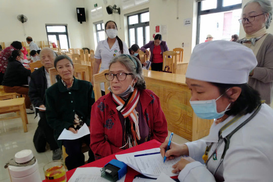 Khám bệnh, cấp thuốc miễn phí cho người cao tuổi có hoàn cảnh khó khăn