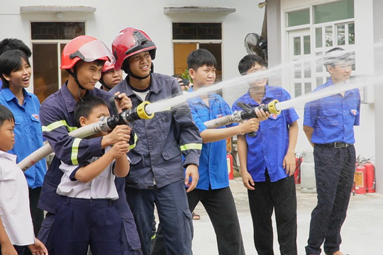 Học sinh Trường Tình thương phường Phan Thiết trải nghiệm kỹ năng phòng cháy, chữa cháy