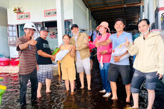 Hỗ trợ người dân vùng ngập lụt tại phường La Gi