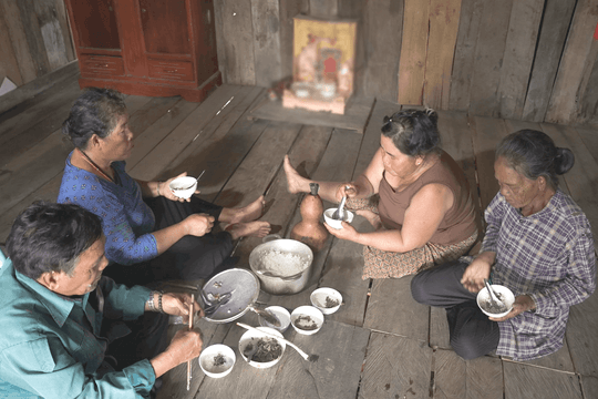 Bữa cơm mộc mạc của người K’ho ở Đông Tiến