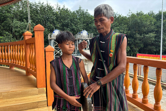 3 thế hệ trong 1 gia đình giữ tiếng chiêng