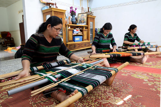 Da Lat Flower Festival Offers Opportunity to Promote Lam Dong Brocade