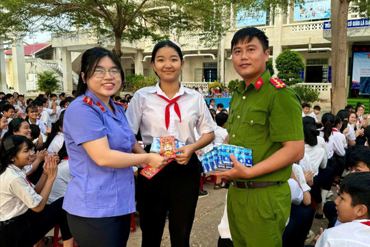 Đại úy công an hết lòng vì công việc