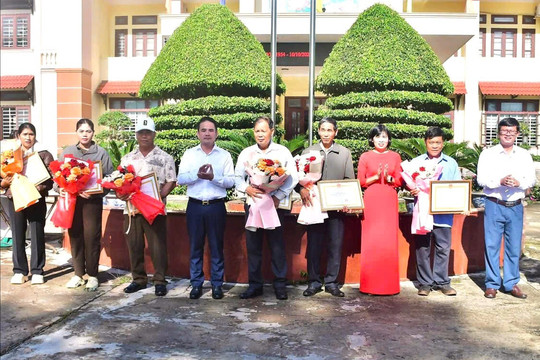 Đức An khen thưởng 2 tập thể, 10 cá nhân trong công tác giải phóng mặt bằng
