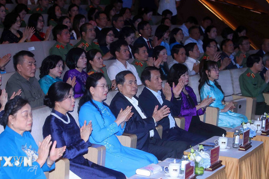 Chủ tịch Quốc hội Trần Thanh Mẫn dự chương trình "Kết nối yêu thương" chung tay hỗ trợ phụ nữ, trẻ em khó khăn