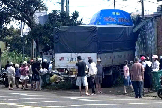 Xe tải mất lái lao vào nhà dân ở Thuận An, 3 người bị thương nặng