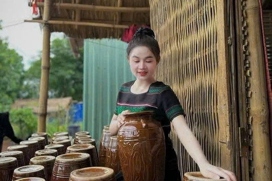 Cô gái trẻ M’nông có thu nhập ổn định từ nghề ủ rượu cần