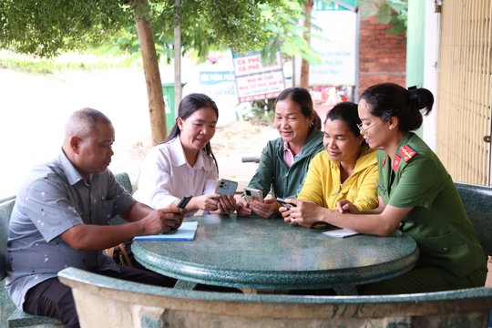 Từ buôn làng đến không gian số Kỳ 2: Để người dân làm chủ không gian số