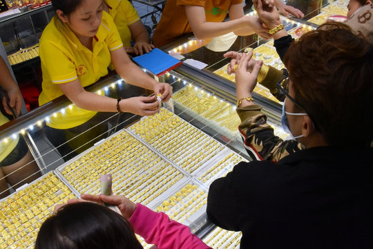 SJC hôm nay trưa 9/10/2026: Giá vàng 9999, nhẫn DOJI, PNJ, BTMC vàng thế giới