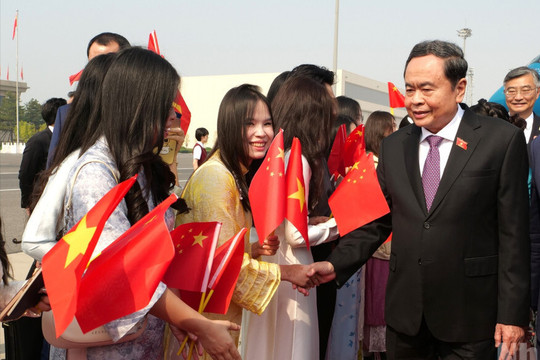 Chủ tịch Quốc hội Trần Thanh Mẫn đến thủ đô Bắc Kinh, bắt đầu thăm chính thức Trung Quốc
