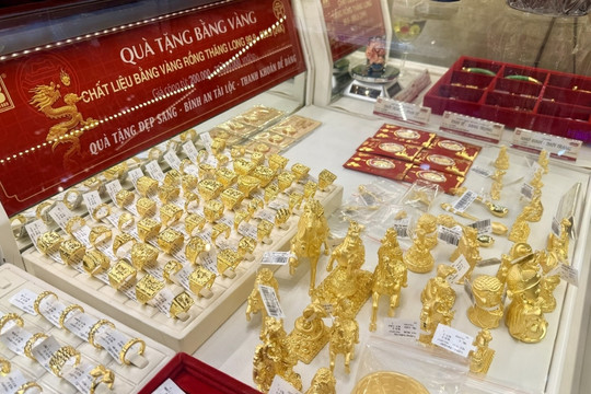 Giá vàng SJC hôm nay trưa 12/10/2026: Giá vàng miếng, nhẫn DOJI BTMC PNJ Phú Quý