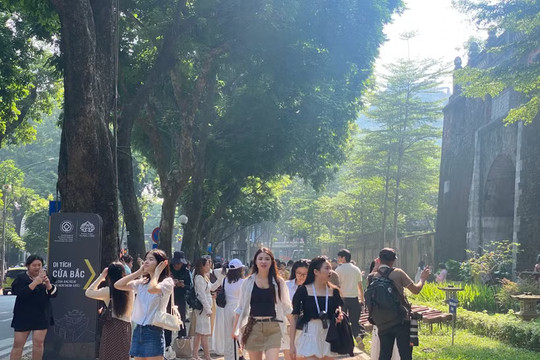 Thời tiết ngày 13/10: Hà Nội nắng nóng, miền Trung đề phòng mưa lớn, dông lốc
