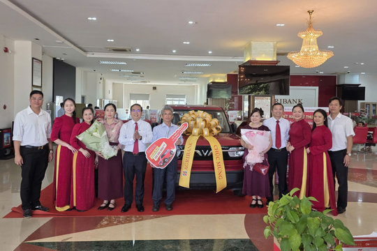Agribank Đắk Nông trao thưởng xe máy và ô tô cho khách hàng trúng thưởng