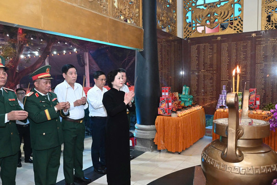 Nghi thức cầu nguyện tại Công viên Lê Thị Riêng