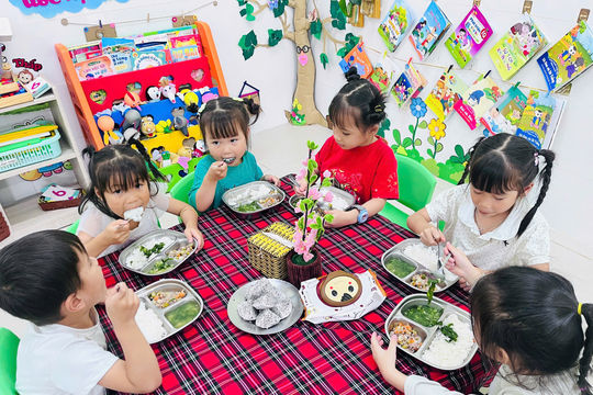 Nâng chất lượng bữa ăn bán trú cho trẻ