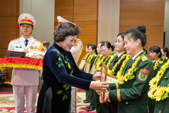 Đại tá Phạm Thị Thu Phương được trao Giải thưởng Phụ nữ Quân đội lần thứ I