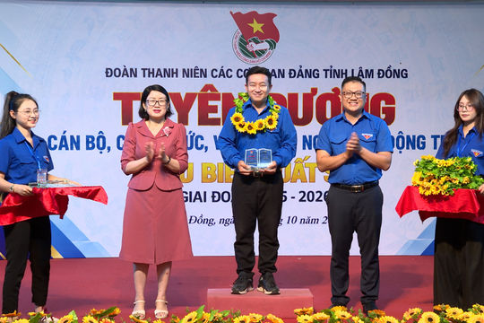 Tuyên dương 31 cán bộ, công chức, viên chức, người lao động trẻ tiêu biểu xuất sắc