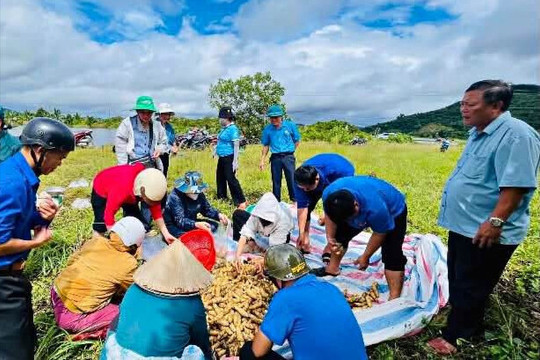 Ấm tình người giữa mùa lũ ở Cát Tiên