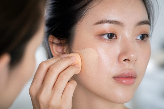 Trang điểm da khô và da dầu khi chuyển mùa: chuyên viên chuẩn bị da khác nhau thế nào