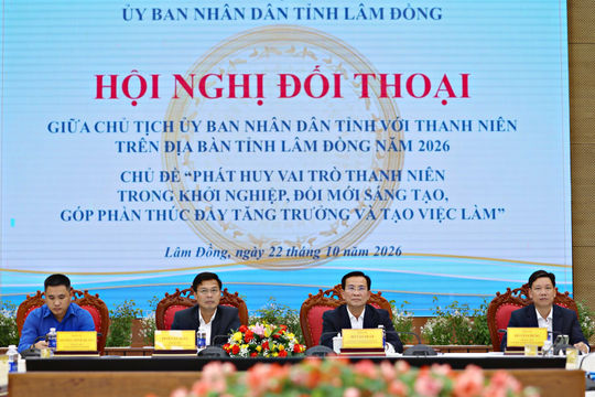 Chủ tịch UBND tỉnh Lâm Đồng Hồ Văn Mười đối thoại với thanh niên