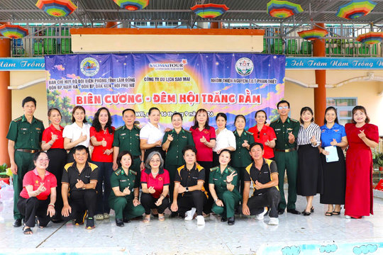 Mang yêu thương đến với đồng bào vùng biên