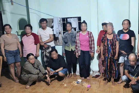 Công an xã Tân Thành bắt quả tang 11 đối tượng đánh bạc