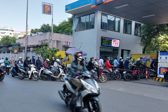 Giá xăng dầu hôm nay 23/10/2026: Xăng E10 hạ tới 1.816 đồng/lít trong tuần giảm thứ 2
