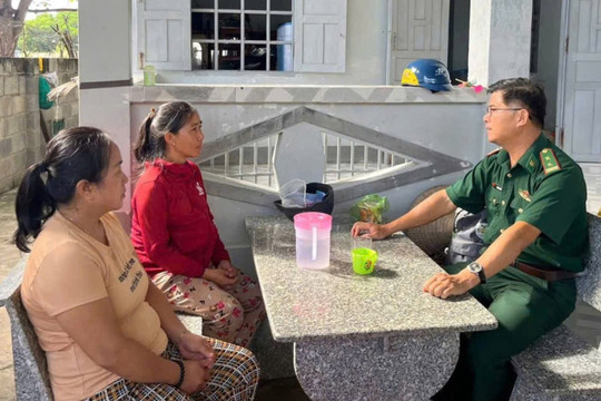 Đồn Biên phòng Mũi Né thăm, động viên gia đình có tàu cá bị chìm