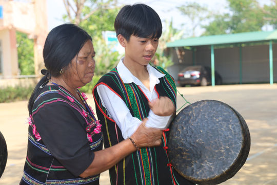 Artisan H’Yong Passes Gong Traditions on to Young Generations