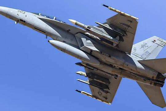 Tiêm kích F/A-18F Super Hornet mang đồng thời hai loại tên lửa tầm xa AIM-174B và AIM-260A