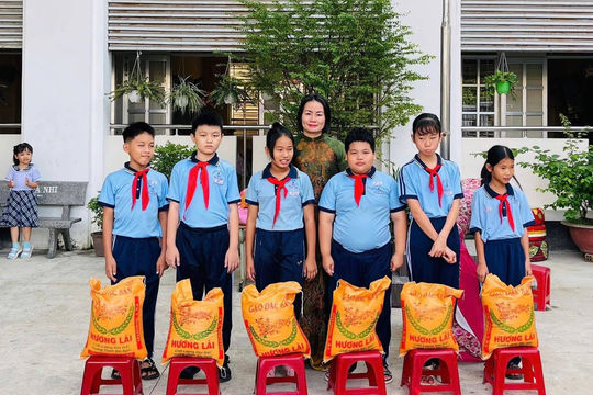 "Người lái đò" Nguyễn Thị Yến Oanh: Tất cả vì học sinh thân yêu