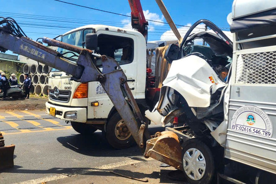 Tai nạn giữa xe đầu kéo và xe tải tập lái ở Lâm Đồng, 1 học viên tử vong