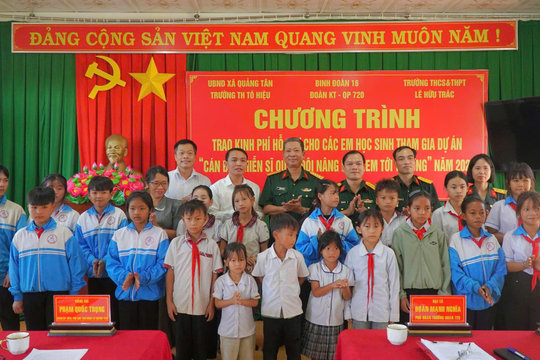 Đoàn Kinh tế - Quốc phòng 720 trao 148 triệu đồng nâng bước em đến trường