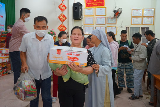 Trao 150 suất quà cho người mù có hoàn cảnh khó khăn