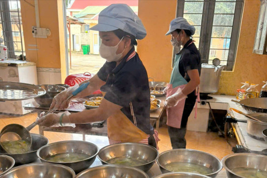 Tăng cường bảo đảm an toàn thực phẩm và chất lượng bữa ăn học đường