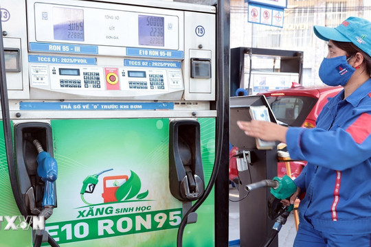 Giá xăng dầu đồng loạt tăng, xăng E10 có giá mới 25.734 đồng mỗi lít
