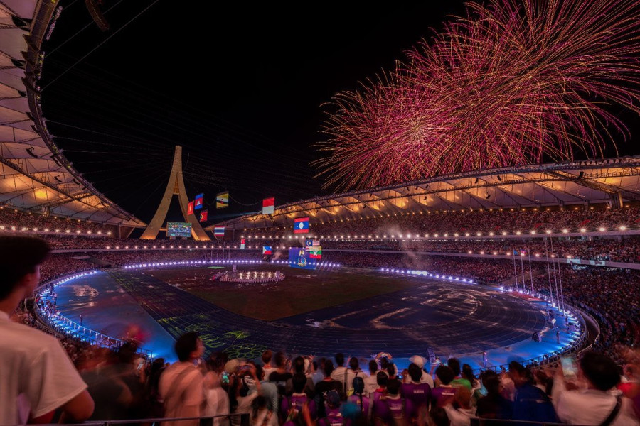 Pháo hoa rực rỡ khép lại SEA Games 32