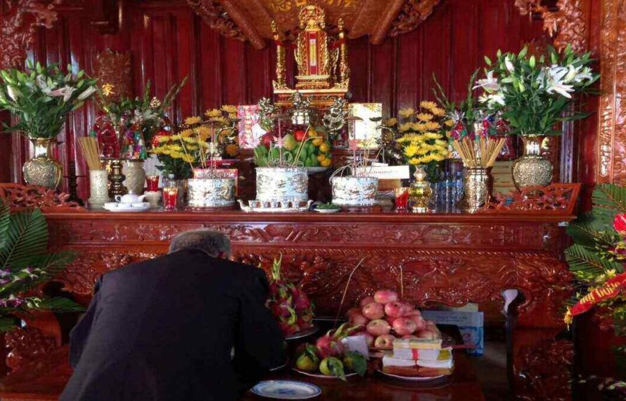 Lau dọn bàn thờ khi cúng ông Công, ông Táo