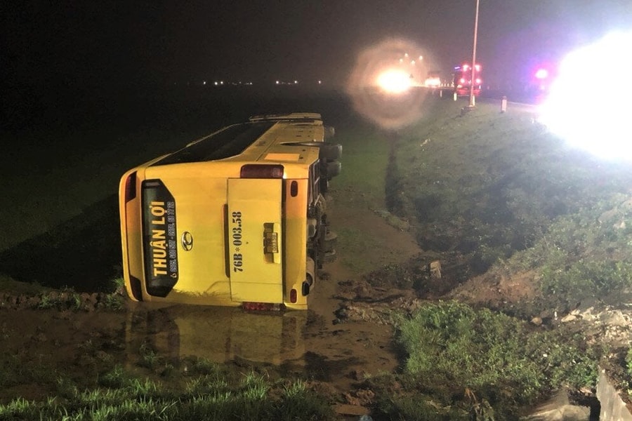 Lật xe khách chở 39 người ở Quảng Trị