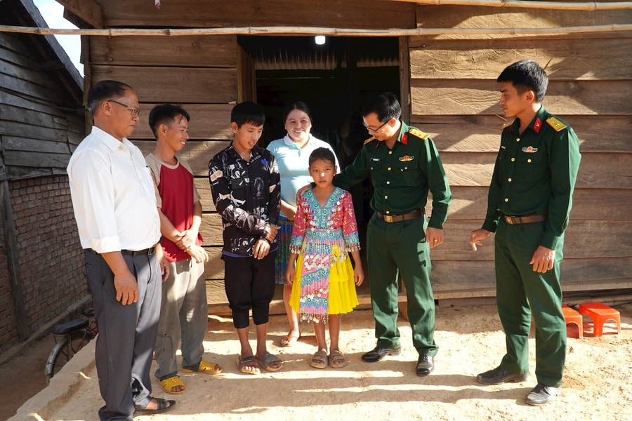 Đại đội Bộ binh 4 tiếp sức cho học sinh nghèo