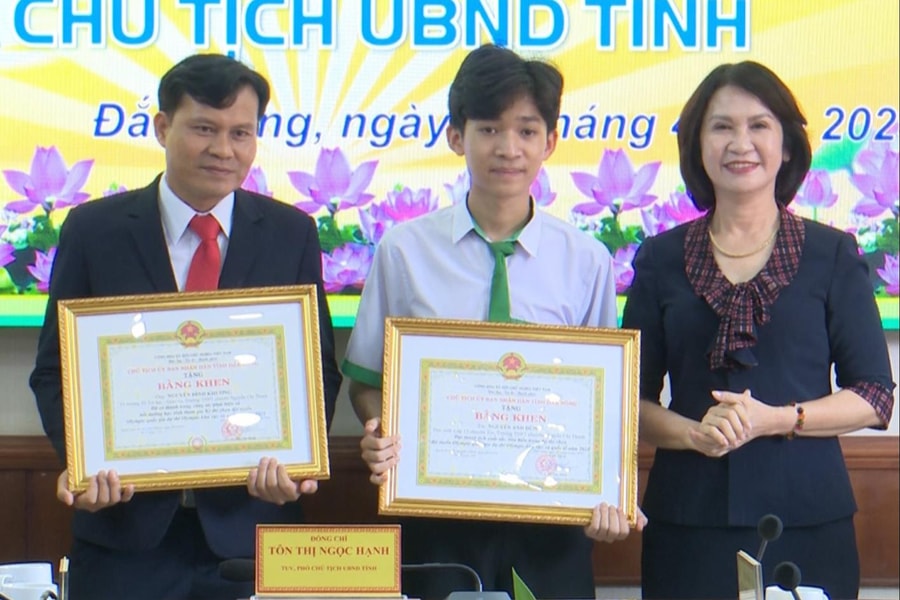 Đắk Nông khen học sinh, giáo viên đạt thành tích cao
