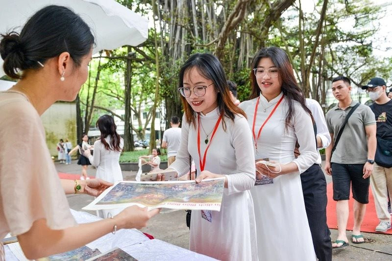 Báo Nhân Dân tặng bạn đọc 100.000 bản phụ san tranh panorama 'Chiến dịch Điện Biên Phủ'