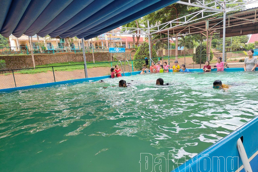 Bài toán dạy bơi trong trường học